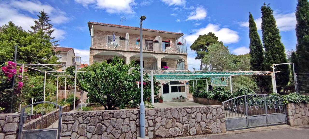 Apartments 1000 Flowers Stari Grad  Bagian luar foto