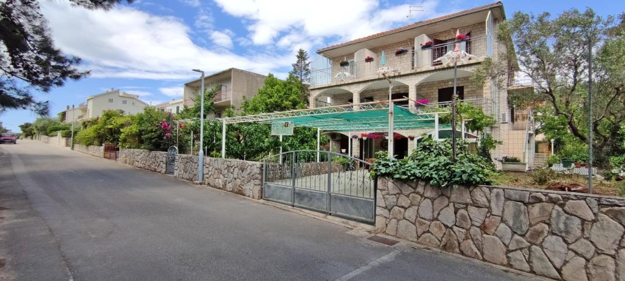 Apartments 1000 Flowers Stari Grad  Bagian luar foto