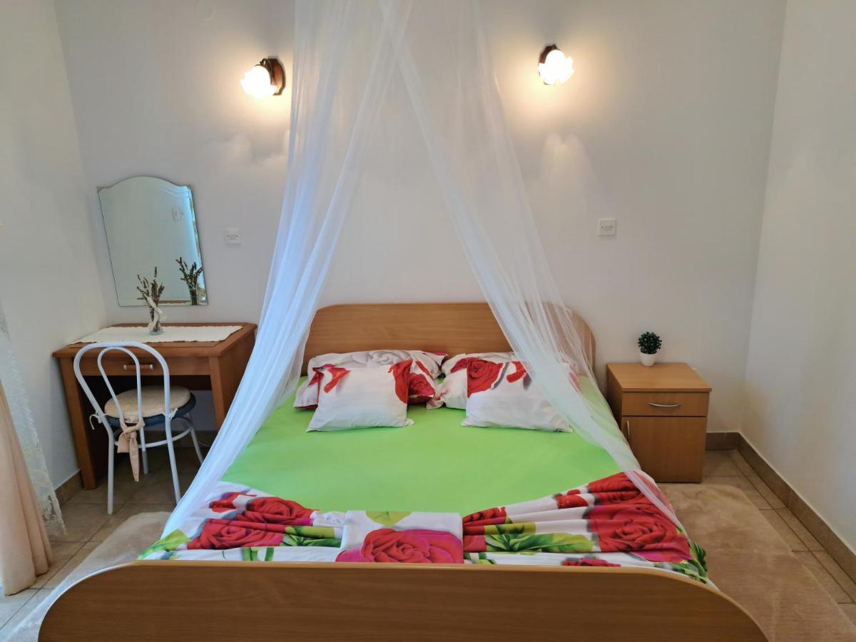 Apartments 1000 Flowers Stari Grad  Bagian luar foto