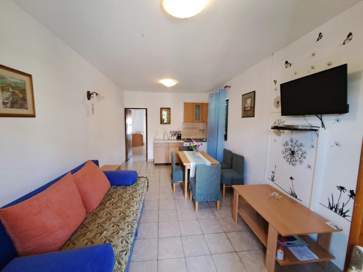 Apartments 1000 Flowers Stari Grad  Bagian luar foto