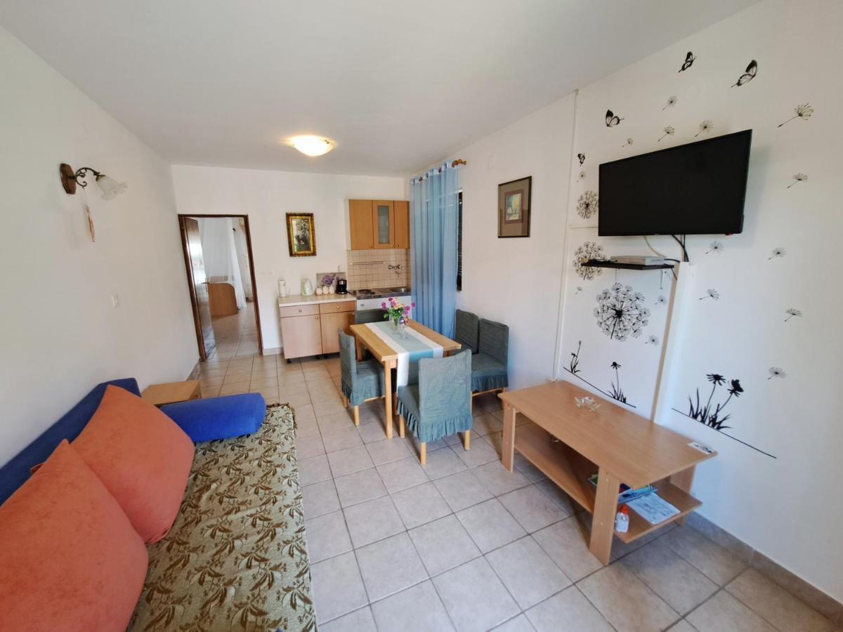 Apartments 1000 Flowers Stari Grad  Bagian luar foto